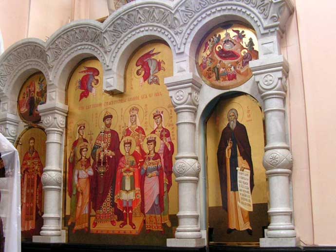 Слева от иконостаса большая икона святых Царственных страстотерпцев