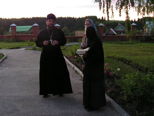 Мы еще немного общаемся на улице, не хочется расставаться с такими добрыми людьми, но время идет, и надо ехать.