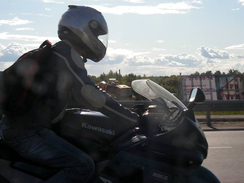 С любопытством разглядываем проезжающий транспорт.