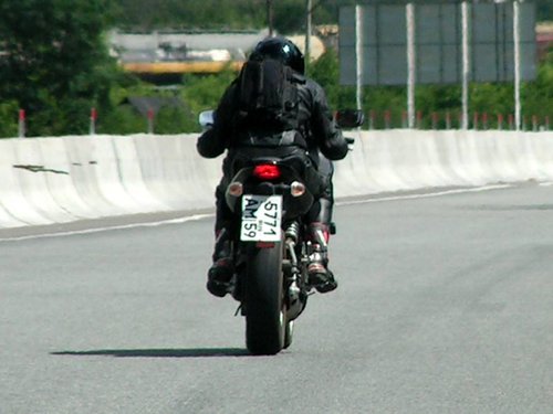 Новая мода ездить с повернутым номером