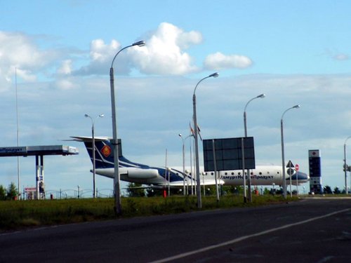 На заправке самолет стоит