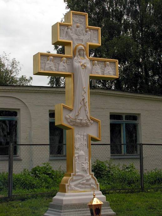 Крест у начала Святой Канавки