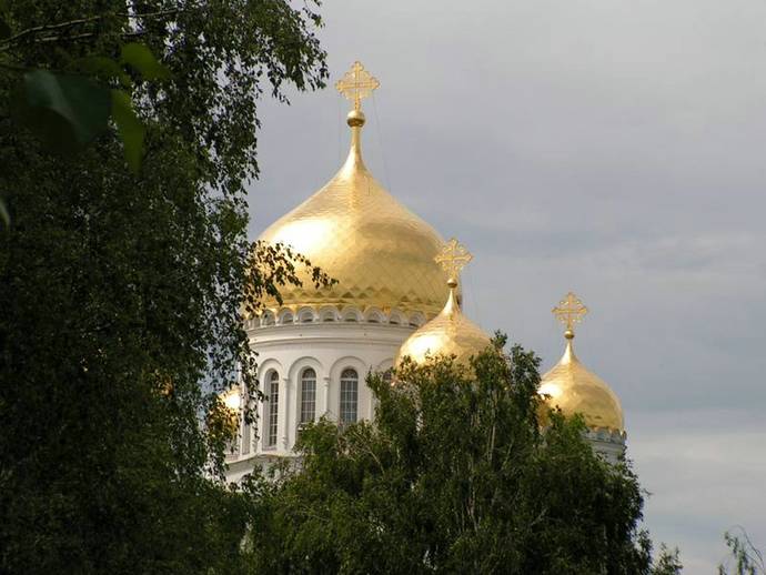 И храмы обители открывают свою особенную небесную красоту.