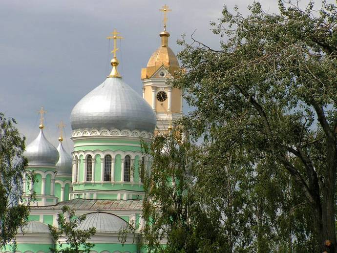 И храмы обители открывают свою особенную небесную красоту.