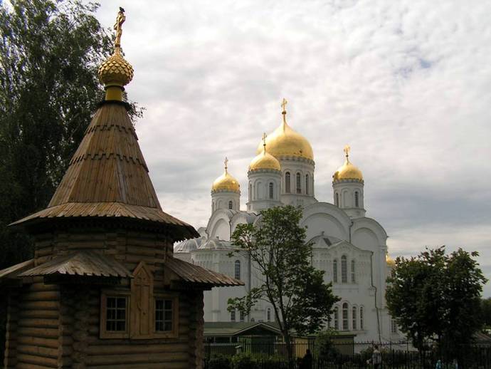 В конце канавки находится деревянная часовня.