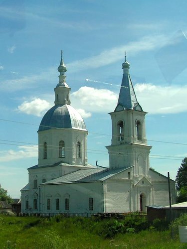 Рассматриваем окрестности, какие здесь поселки и храмы.