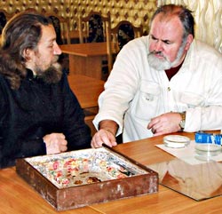 настоятель Свято-Никольского храма протоиерей Павел Нога (слева) передает на исследование Иверскую икону Божией Матери настоятель Свято-Никольского храма протоиерей Павел Нога (слева) передает на исследование Иверскую икону Божией Матери