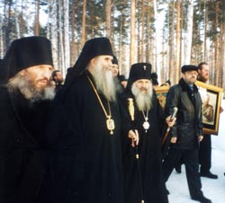 Настоятель монастыря Царственных Страстотерпцев на Ганиной яме иеромонах Сергий (Романов)- на снимке он слева - сопровождает Митрополита Амфилохия и Архиепископа Екатеринбургского и Верхотурского Викентия в шествии по обители