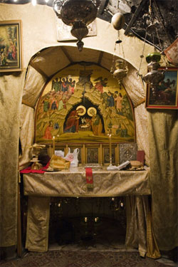 Cтупени, ведущие в пещеру с рождественской звездой - месту, где, по Преданию, родился Христос. Раньше сюда нельзя было спуститься, можно было только заглянуть внутрь через глазок &laquo;окулос&raquo;