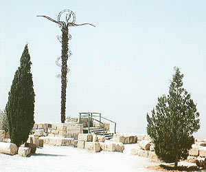 Монумент на горе. Монумент на горе.